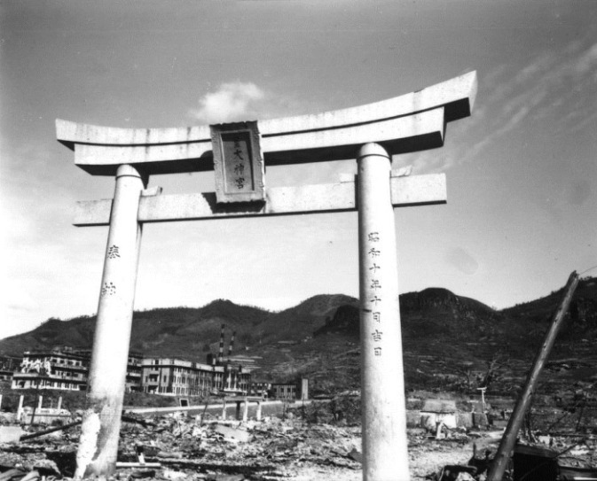  Una Puerta Sagrada (Torii) sigue de pie sobre el área completamente destruida de un santuario sintoísta en Nagasaki. Octubre de 1945.
