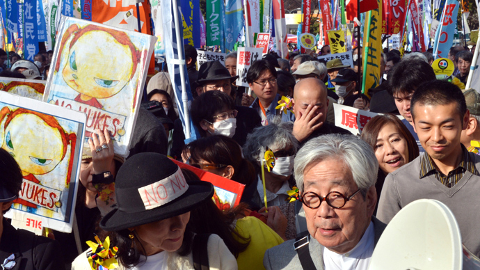 La lucha continúa. El 9 de marzo de 2013 Kenzaburo Oé (abajo, a la derecha) se une a una manifestación anti nuclear en Tokio.