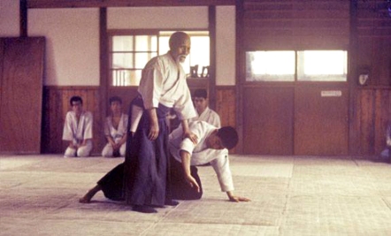 Osensei Morihei Ueshiba en el antiguo Honbu Dojo (1962). Foto: Cortesía de Robert Nadeau.