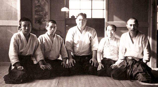 Kisshomaru Ueshiba (izquierda) y Tenryū Saburō (centro) en el año 1939. Foto: Aikido Journal.