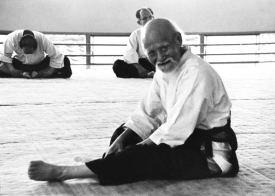 Morihei Ueshiba Osensei realizando ejercicios de precalentamiento para la practica.